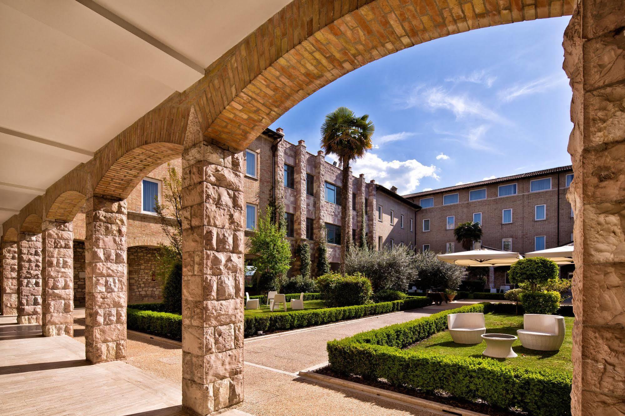 Th Assisi - Hotel Cenacolo Buitenkant foto